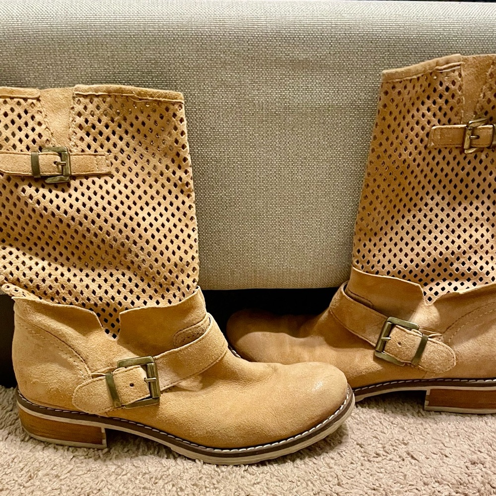 Sundance Tan Leather Boots.  Size 38 or 8. Gently used.